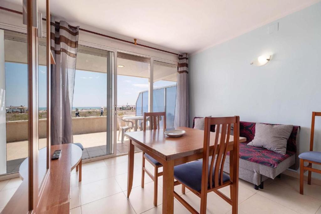 Apartamentos Denis Castelldefels Buitenkant foto