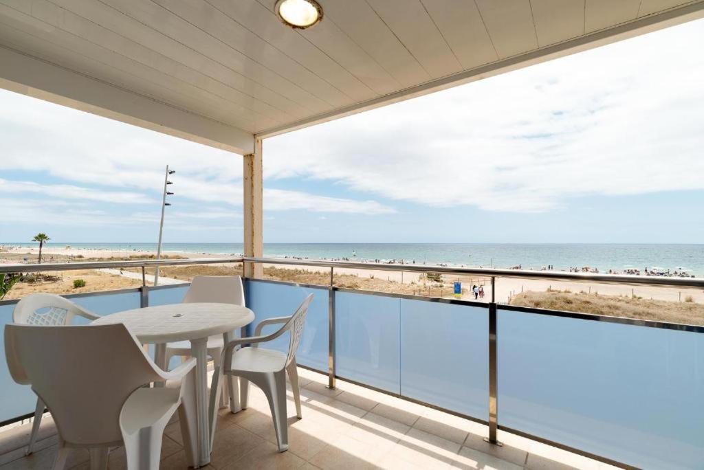 Apartamentos Denis Castelldefels Buitenkant foto